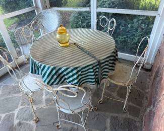 Cute parlor Chairs + Table set, needs some love