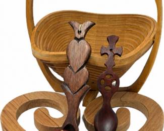 168 WoodenAppleBasketNewZealandTrivetsWelshLoveSpoons