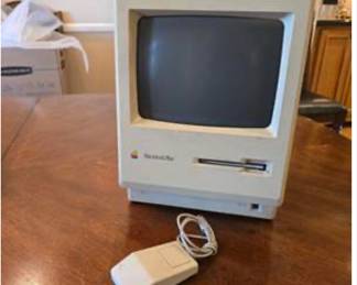 Lot #G106 Vintage Apple Macintosh Plus 1MB Computer – Classic 1980s Macintosh Model M0001A