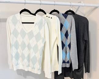 29 Setof4WomensKnitSweaters