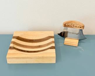 102 AlaskaMezzalunaKnifewithStripedWoodCuttingBoard