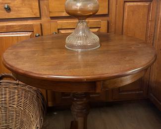 Vintage round pedestal side table in solid wood