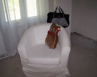WHITE CHAIR & CAT PILLOW