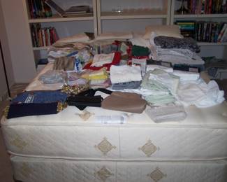 QUEEN BED & BEDDING
