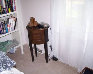 NIGHTSTAND & BOOKENDS