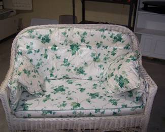WICKER SETTEE