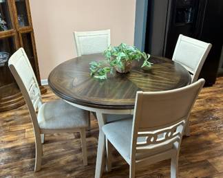 Nice small round table with chairs 