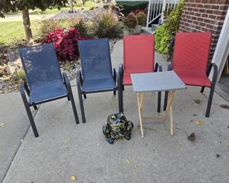 4 Outdoor Patio Chairs, Folding Side Table  Decorative Frog Planter
