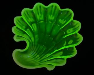 Glass Sanibel Shell Dish or Tray Vaseline Uranium Opalescent Glass