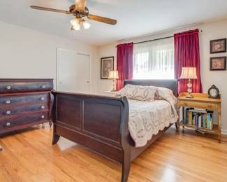 Queen sleigh bed, antique chest, antique wash stand, vintage lamps