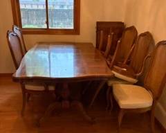 Beautiful Dining Room Table with 2 Leaves & 7 Chairs