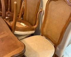 Beautiful Dining Room Table with 2 Leaves & 7 Chairs