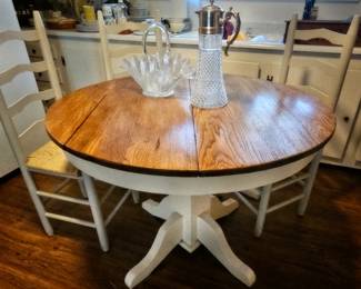 Round kitchen tables. 4 chairs