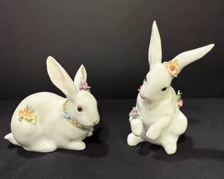 Lladró Porcelain Bunny Figurines with Flowers – Pair Two glossy white Lladró porcelain rabbit figurines decorated with pastel flower garlands, one crouching and one sitting up. This Lladro bunny figurine pair makes a lovely spring or Easter display and a nice addition to a porcelain animal collection.
