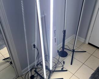 Barrina LED Light Bar Floor Lamps on Tripod Stands A lot of tall LED light bar floor lamps on tripod and round stands, with Barrina packaging visible. Useful for a photography setup, a workshop, a garage or modern corner lighting. Working condition not confirmed — sold as found.