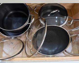 Hexagon-Pattern Cookware with Glass Lids Stainless-rimmed cookware with a hexagon-textured interior, including a stockpot, a saucepan, a deep sauté pan or wok and matching glass lids. Everyday cookware for searing and stovetop cooking. No brand is visible in the photo.