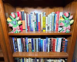 Book Lot with Ceramic Tulip Bookends Three shelves of hardcover and paperback books, including memoirs, biographies, novels, gardening and self-help titles, among them a Steven Tyler memoir and James Patterson novels, plus two ceramic tulip bouquet bookends. A good book lot for readers or booksellers.