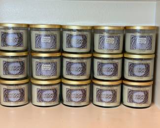 White Barn Mahogany Teakwood Three-Wick Candles – Set of 15 Fifteen White Barn Mahogany Teakwood three-wick candles in glass jars with gold lids. A popular scent for stocking up or gifting. The candles look unused in the photo.
