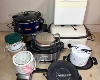 Small Kitchen Appliance Lot – Slow Cookers, Bread Maker, Roaster and Nuwave Pro A countertop appliance lot with slow cookers, including a Bears-themed slow cooker, plus a bread maker, a roaster oven, a rice cooker, a grill pan and a Nuwave Pro induction cooktop in its carrying case. Working condition not confirmed — sold as found.