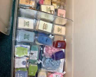 Large Bin of Wax Melts – Drizzle Melts, Scentsy Bars and Pouches A large storage bin full of wax melts, including Drizzle Melts clamshells, Scentsy bars, Herbal melts and squeeze pouches in many scents. A big wax melt lot for stocking up or reselling.