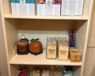 Scentsy Warmers in Boxes, Fall Warmers and Wax Melts A shelf lot with boxed Scentsy Rustic Pumpkin and Fall Fairy Tale warmers, acorn and pumpkin warmers, Scentsy bars and many packs of Drizzle Melts and other wax melts. A strong home fragrance lot for Scentsy fans.