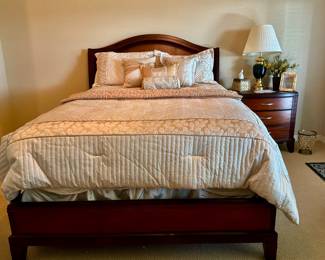 Queen bed with head and footboard queen Tempur-pedic mattress