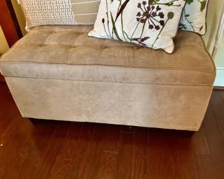 Tufted Fabric Storage Bench/Ottoman