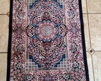 Fine Quality Silk Persian-Style Central Medallion With Ornate Floral Accents Area Rug 30" X 46"