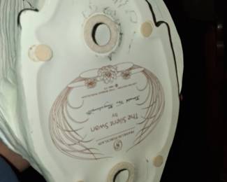 Franklin Porcelain The Silent Swan by Ronald Van Ruyckevelt second image