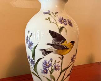 Franklin Mint A.J. Rudisill The Goldfinch in Autumn Porcelain Vase fifth image