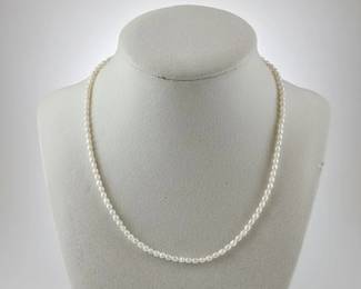 Single Strand Cultured Pearl Necklace with K Gold Clasp