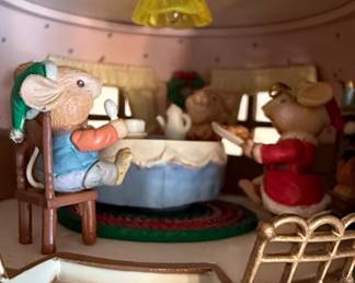 House of Lloyd Holiday Hideaway Musical Teapot second image