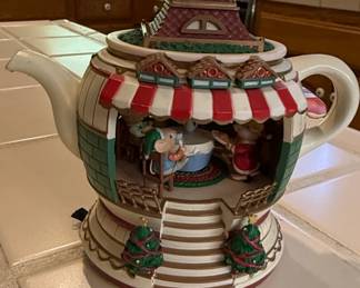 House of Lloyd Holiday Hideaway Musical Teapot