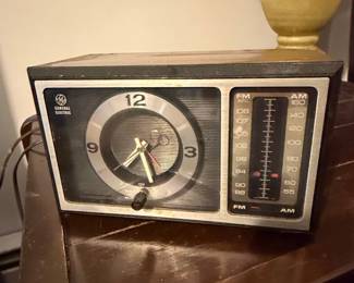 Vintage General Electric AM/FM Clock Radio Model 7-4501