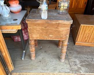 ANTIQUE TABLLE