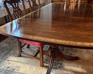 HENREDON TABLE WITH ONE LEAF 8 CHAIRS ALL HENREDON