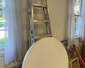 8' STEP LADDER, ROUND FOLDING TABLE