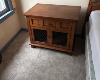 PAIR OF NIGHTSTANDS WITH KINGSIZE BEDROOM SET IS HENREDON