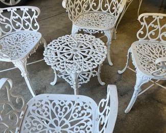 4 METAL OUTDOOR PATIO CHAIRS & ROUND COFFEE TABLE