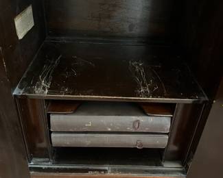 H17 - $125. Victor Victrola floor-standing wind-up phonograph cabinet. Model VV - XIV. Measures 21.5" x 22.75" x 47.25"T. Very good condition.