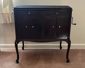 H15 - $95. Victor Victrola 1923 Original Phonograph. Measures 31.75" x 20.25" x 34"T. Some surface wear, overall very good condition.