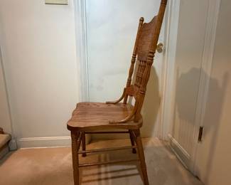 H42 - $150. Clawfoot pedestal dining table with 6 chairs and leaf. Table measures 48" x 30"T, Chairs measure 17.75" x 16" x 43"T, floor to seat 18"T. Two chairs have splitting in the seat as shown in photo.
