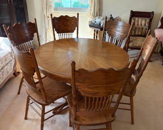 H42 - $150. Clawfoot pedestal dining table with 6 chairs and leaf. Table measures 48" x 30"T, Chairs measure 17.75" x 16" x 43"T, floor to seat 18"T. Two chairs have splitting in the seat as shown in photo.