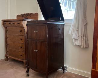 H17 - $125. Victor Victrola floor-standing wind-up phonograph cabinet. Model VV - XIV. Measures 21.5" x 22.75" x 47.25"T. Very good condition.