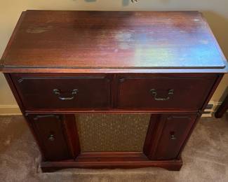 H1- $100. Emerson radio and stereo cabinet. Model 586. Measures 33.25" x 16" x 34.5"T. Surface wear. Not in working condition.