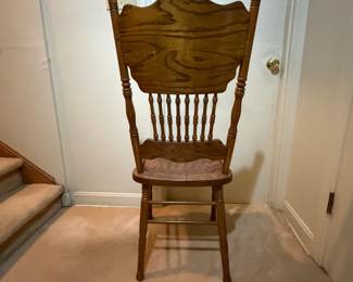 H42 - $150. Clawfoot pedestal dining table with 6 chairs and leaf. Table measures 48" x 30"T, Chairs measure 17.75" x 16" x 43"T, floor to seat 18"T. Two chairs have splitting in the seat as shown in photo.