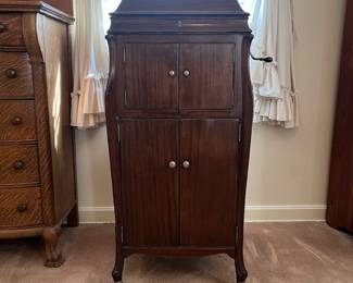 H17 - $125. Victor Victrola floor-standing wind-up phonograph cabinet. Model VV - XIV. Measures 21.5" x 22.75" x 47.25"T. Very good condition.