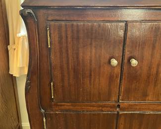 H17 - $125. Victor Victrola floor-standing wind-up phonograph cabinet. Model VV - XIV. Measures 21.5" x 22.75" x 47.25"T. Very good condition.