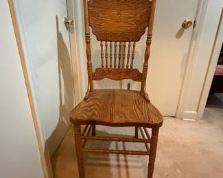 H42 - $150. Clawfoot pedestal dining table with 6 chairs and leaf. Table measures 48" x 30"T, Chairs measure 17.75" x 16" x 43"T, floor to seat 18"T. Two chairs have splitting in the seat as shown in photo.