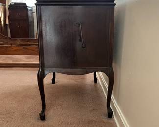 H15 - $95. Victor Victrola 1923 Original Phonograph. Measures 31.75" x 20.25" x 34"T. Some surface wear, overall very good condition.